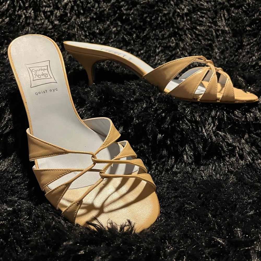 Cynthia Rowley Beige Kid Leather Never Worn Kitten Heel